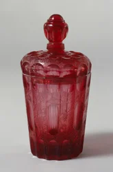 Abgeschrägter Glasbecher mit Deckel, vor 1700